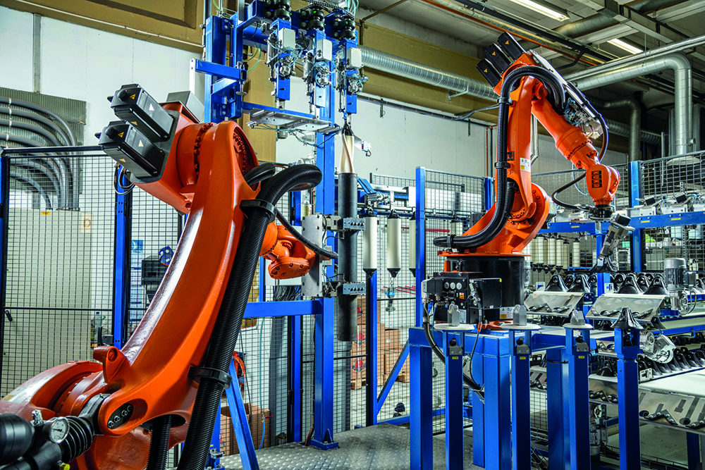 direct FMS lar deg kontrollere og sende instruksjoner til dine roboter med de arbeidsoppgaver du ønsker utført for kontinuerlig høy kvalitet og stabilitet. Flexible Manufacturing System