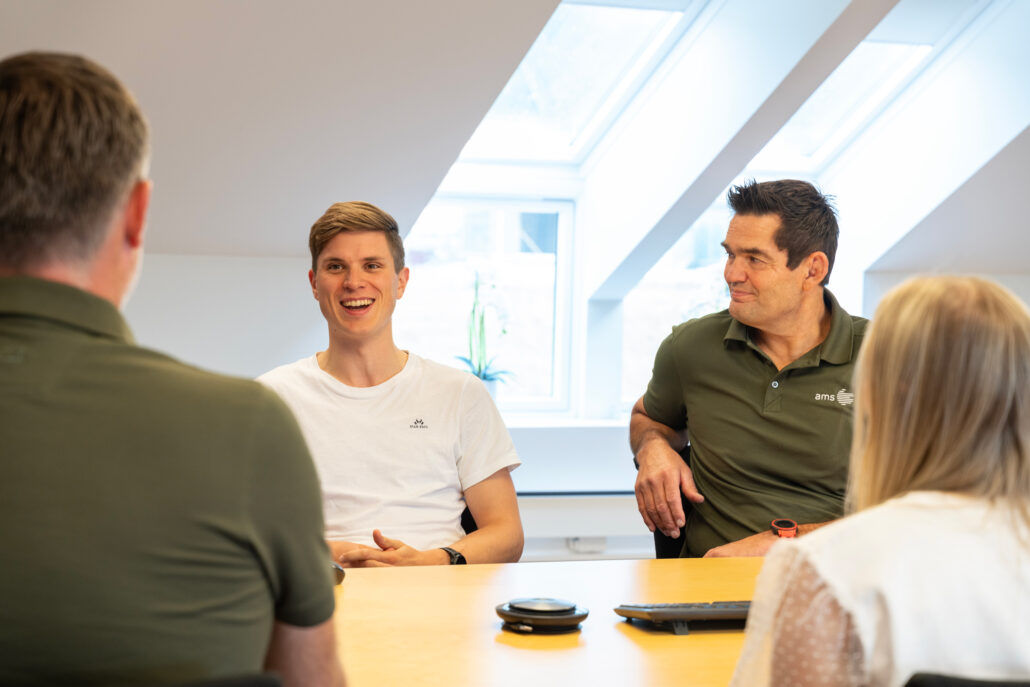 AMS er et IT-selskap med bred kompetanse på teknologi og programvareutvikling for ulike plattformer. Vi utvikler systemer for APP, Web, firmware og integrasjonstjenester.