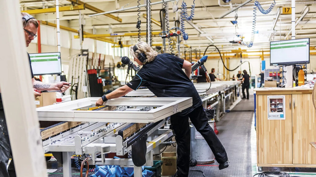 AMS er med sine 40-år som fagbedrift innen produksjon og fabrikkstyring, helt sentral i NorDan’s planlegging og produksjon, hvor direct MES benyttes som hovedsystem for fabrikkenes produksjonsstyring. 
