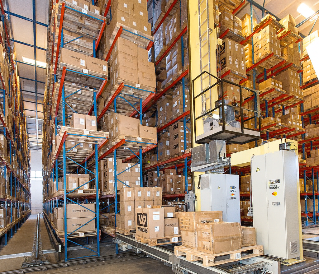 As warehouses and production environments become more complex, merely collecting data is no longer sufficient – active control is essential. Automated warehouse management with direct FMS integrates ERP, warehouse systems, and material handling equipment within a single platform. This solution facilitates seamless goods flow from inbound to dispatch – or into production – through real-time decision-making, flexibility and scalability.