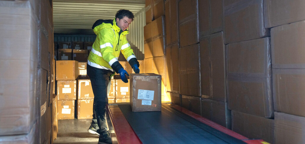 As warehouses and production environments become more complex, merely collecting data is no longer sufficient – active control is essential. Automated warehouse management with direct FMS integrates ERP, warehouse systems, and material handling equipment within a single platform. This solution facilitates seamless goods flow from inbound to dispatch – or into production – through real-time decision-making, flexibility and scalability.